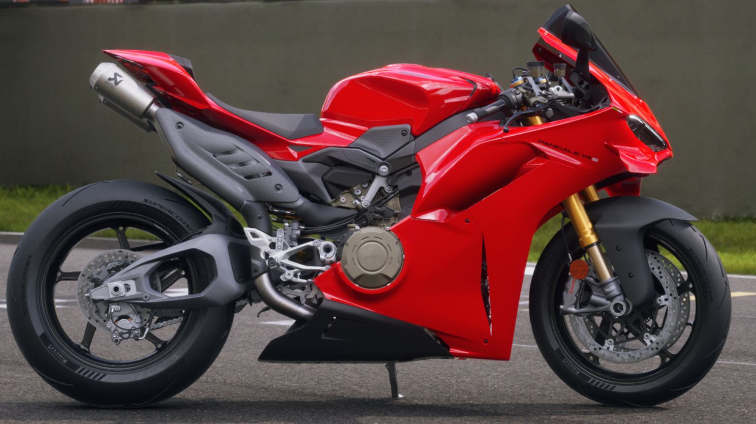 Panigale_V4S_with _Akra_full_system.JPG