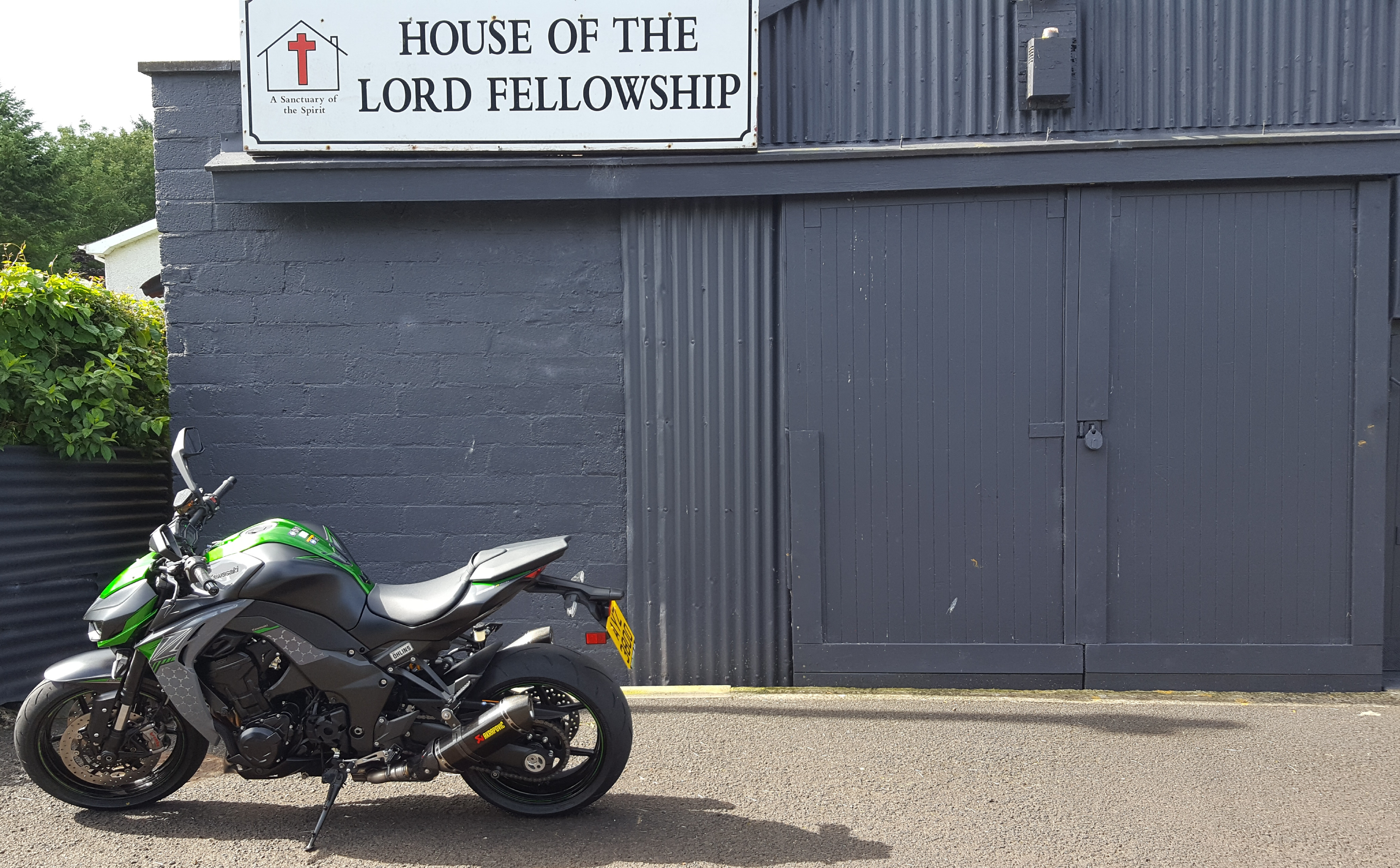 Frank's garage Armoy - Imgur.jpg