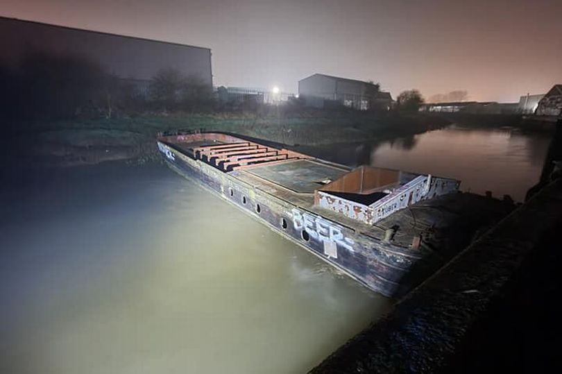 barge stuck across River Hull.jpg