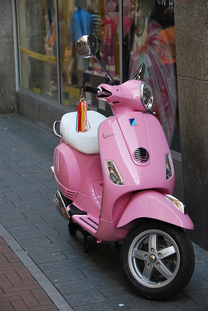 e32f2987f2264cc5b460bd1c895ab377--piaggio-vespa-vespa-lambretta.jpg