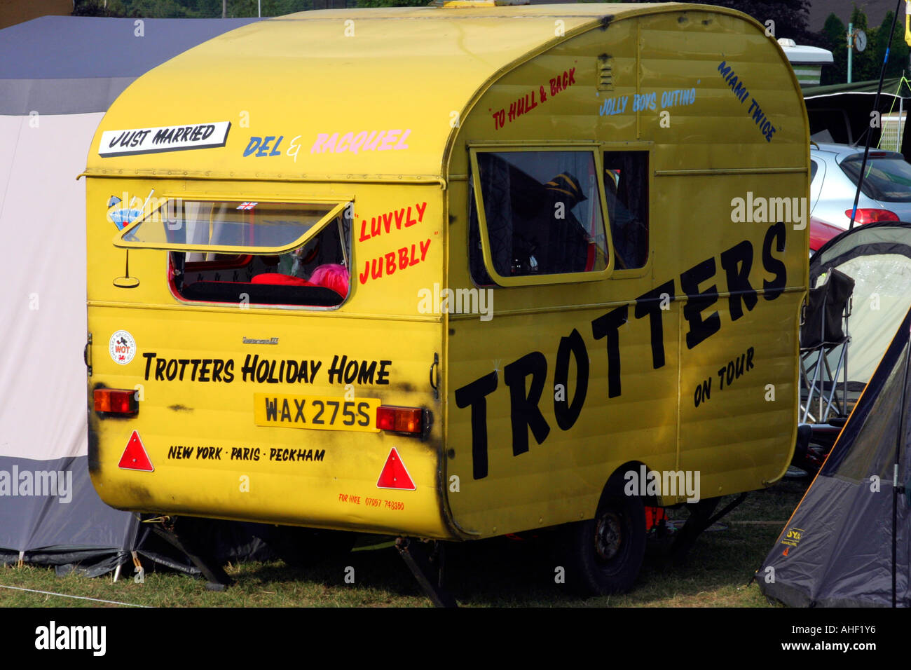privately-owned-caravan-painted-to-resemble-del-trotters-from-tv-show-AHF1Y6.jpg