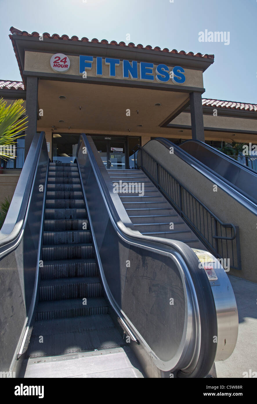 san-diego-california-a-24-hour-fitness-center-with-escalators-C5W88R.jpg